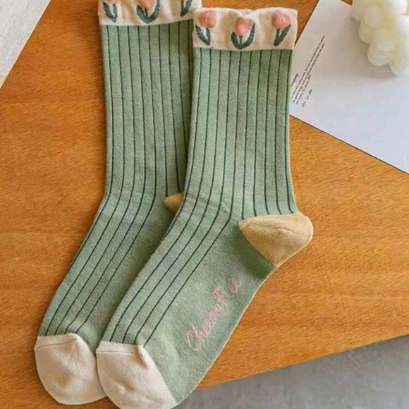 Retro Floral Cable Knit Style Socks Set Of 4 in Cream, Green, and Blue - Picture 6 of 7